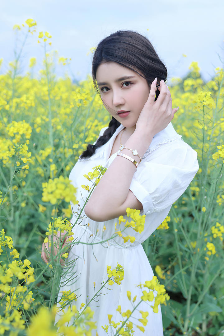 油菜花丛中的清纯美女夏西唯美女生头像图片