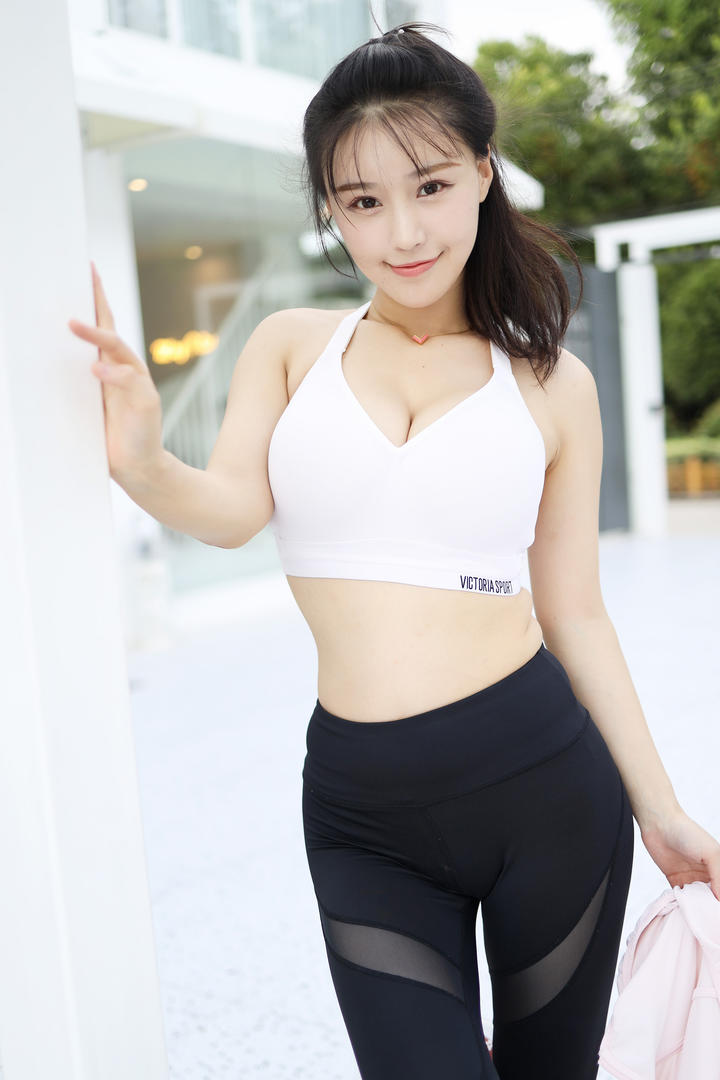 朱可儿紧身裤性感干练美女写真图片