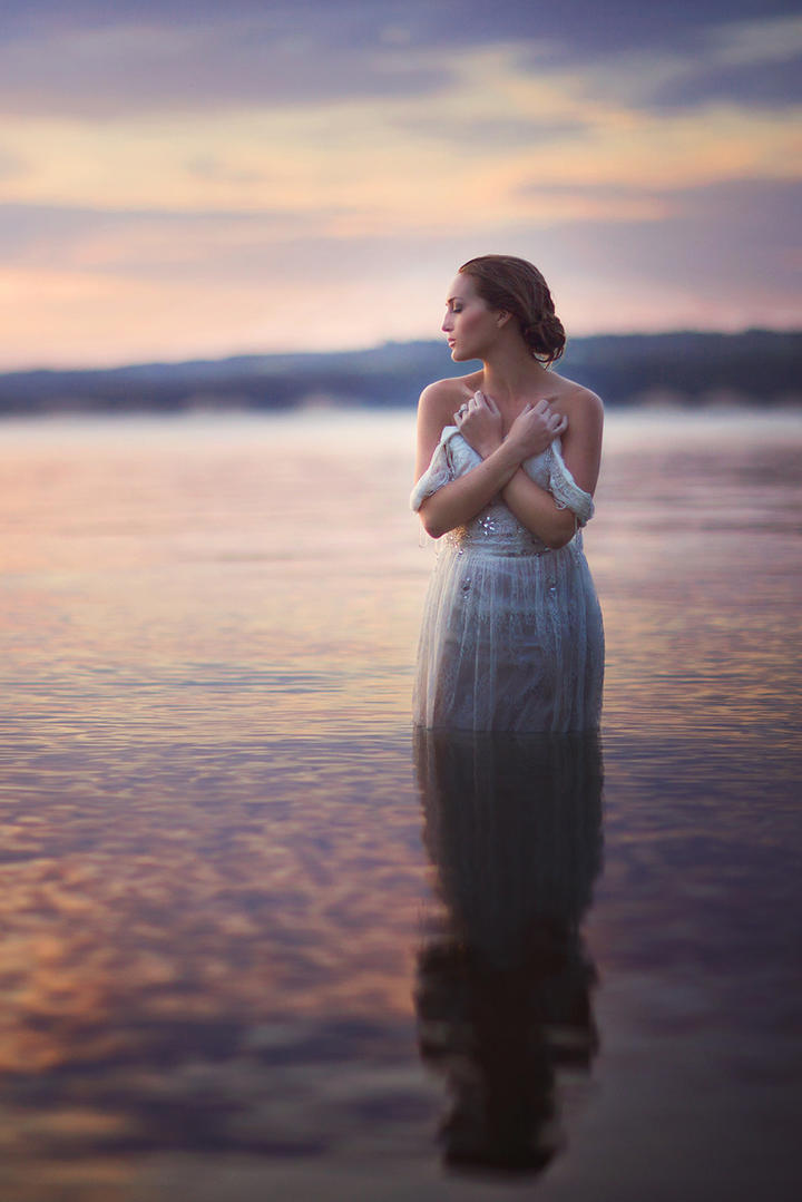 站在水中的高清国外美女图片