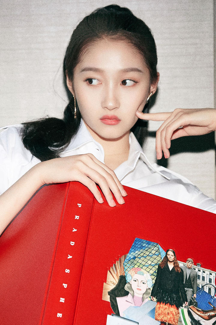 抱着书的美女明星关晓彤图片