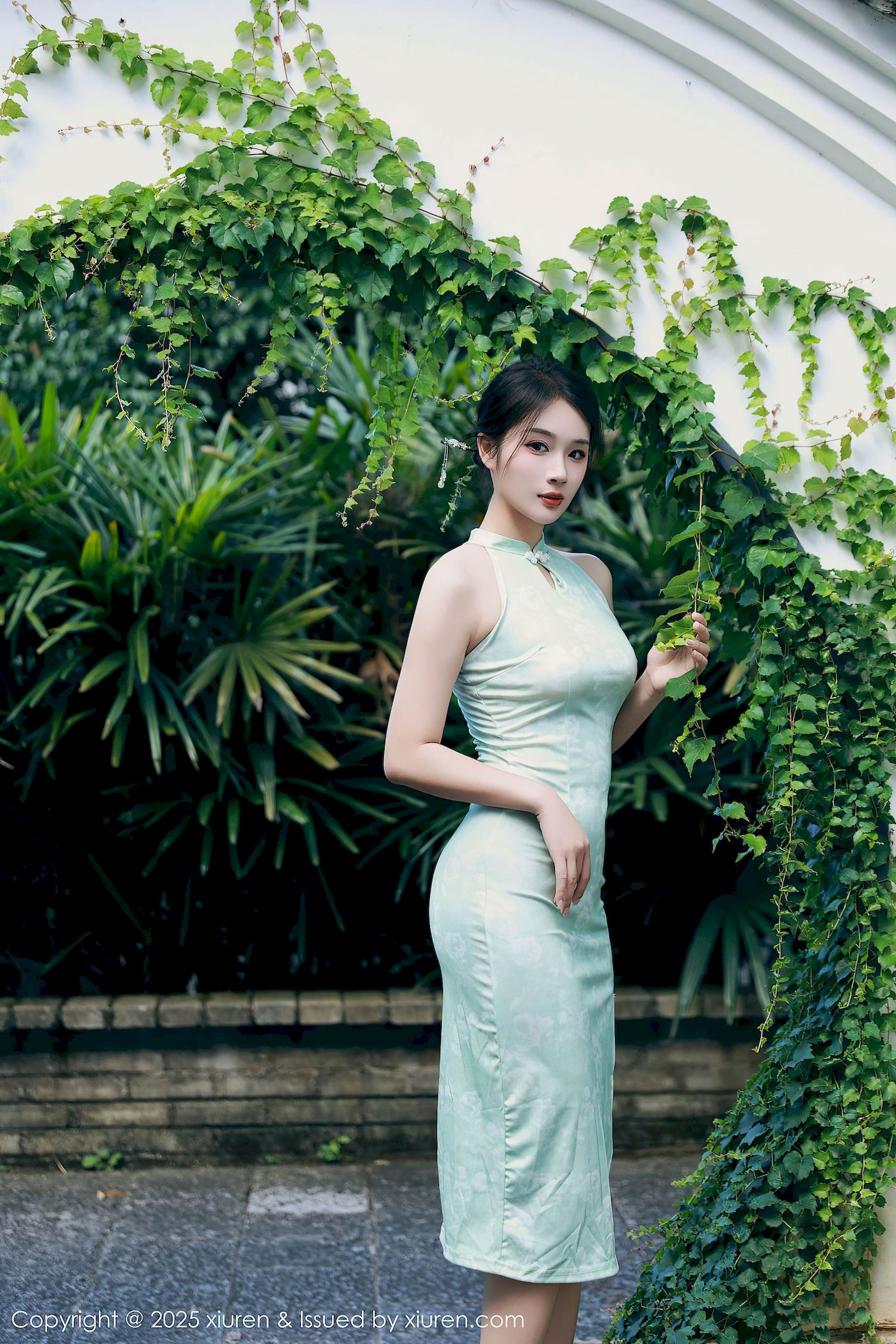 秀人网模特南乔浅绿色旗袍白皙皮肤性感写真