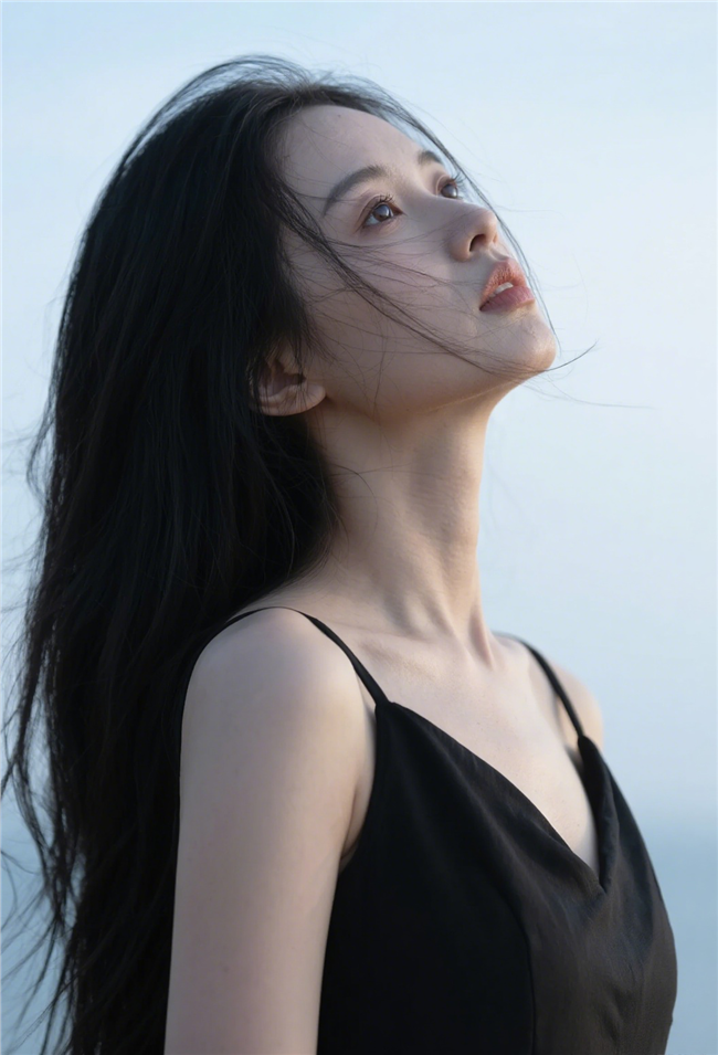 吊带小黑裙伤感美女图片