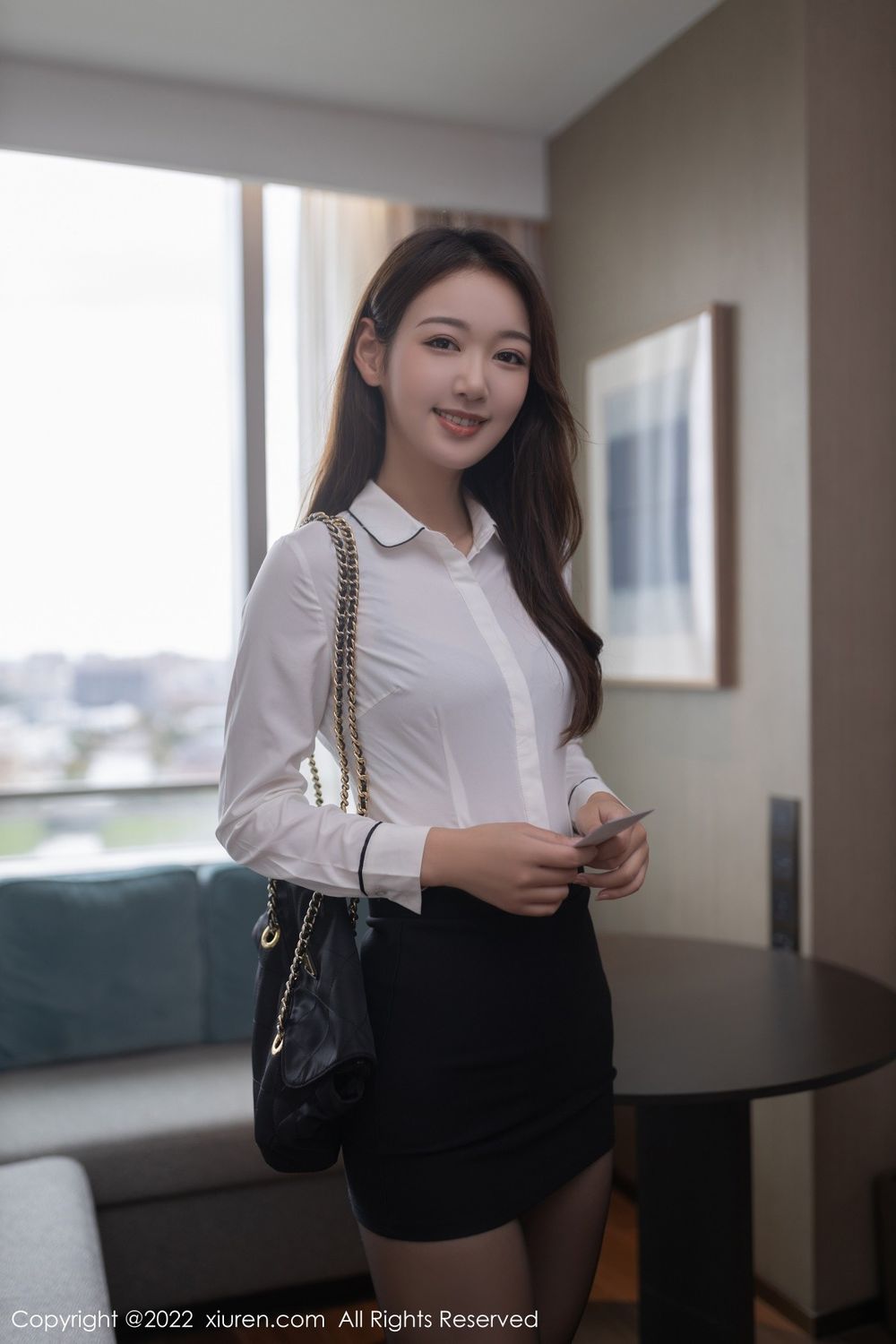 秀人网美女模特唐安琪简约白T搭配短裙职场OL珠三角旅拍