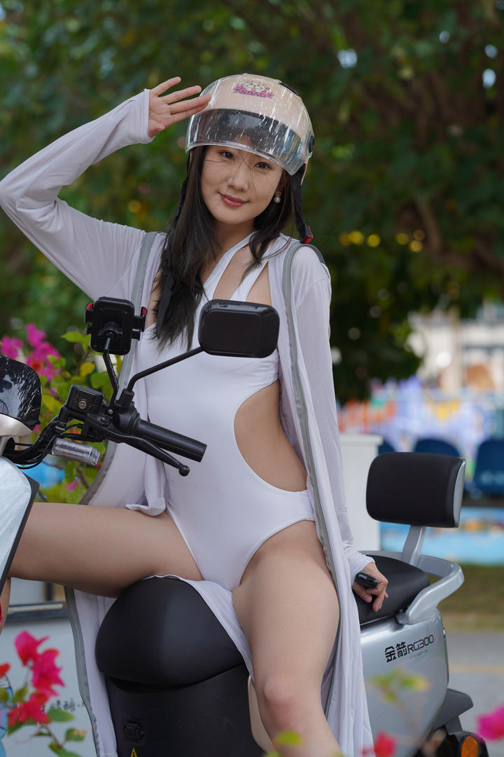 骑电瓶车的性感泳装美女图片大全