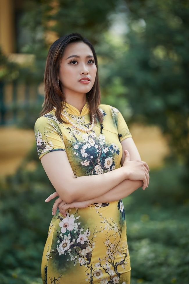 古典水墨梅花旗袍美女图片