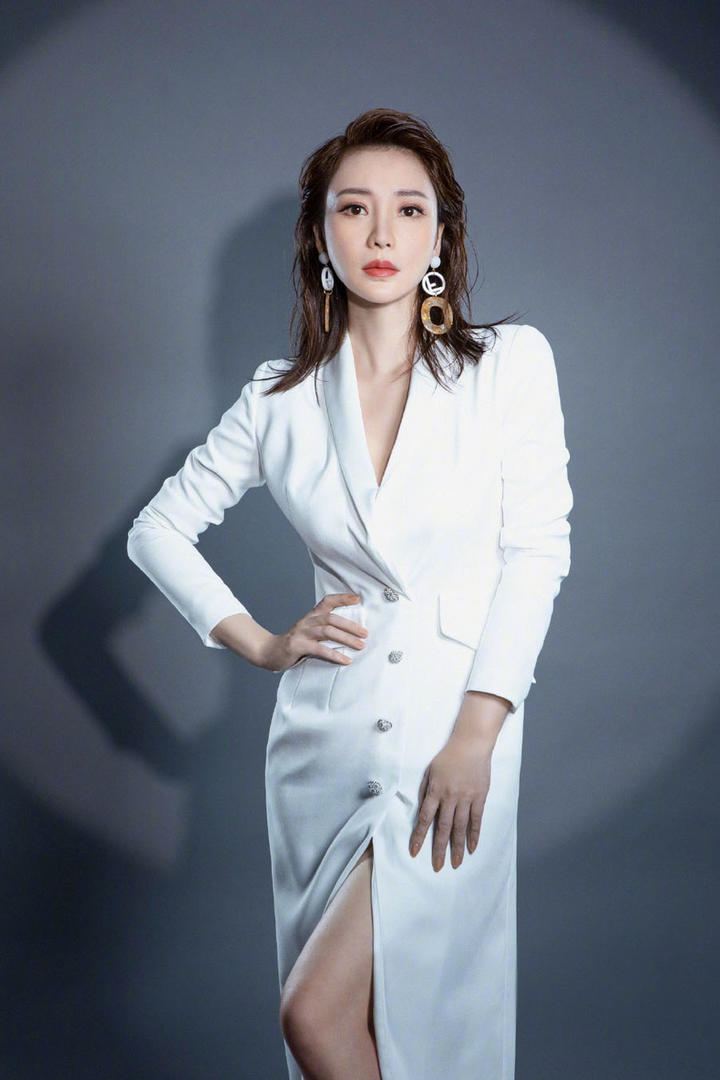 中国美女明星柳岩白色长西装高冷写真图片