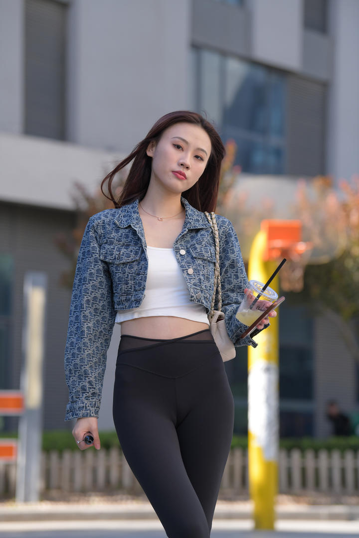 手捧饮料的时尚性感瑜伽裤美女街拍大全