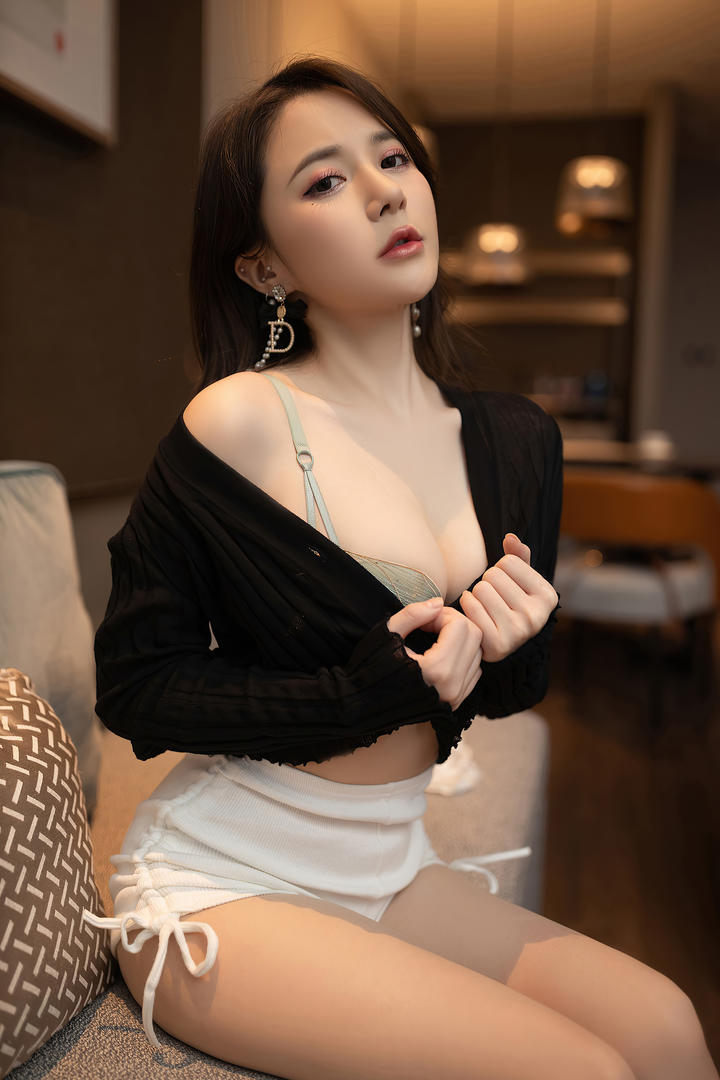 4K高清扯开衣领的大胸美女壁纸鱼子酱写真图片