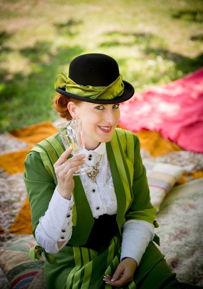 喝酒野餐美女图片