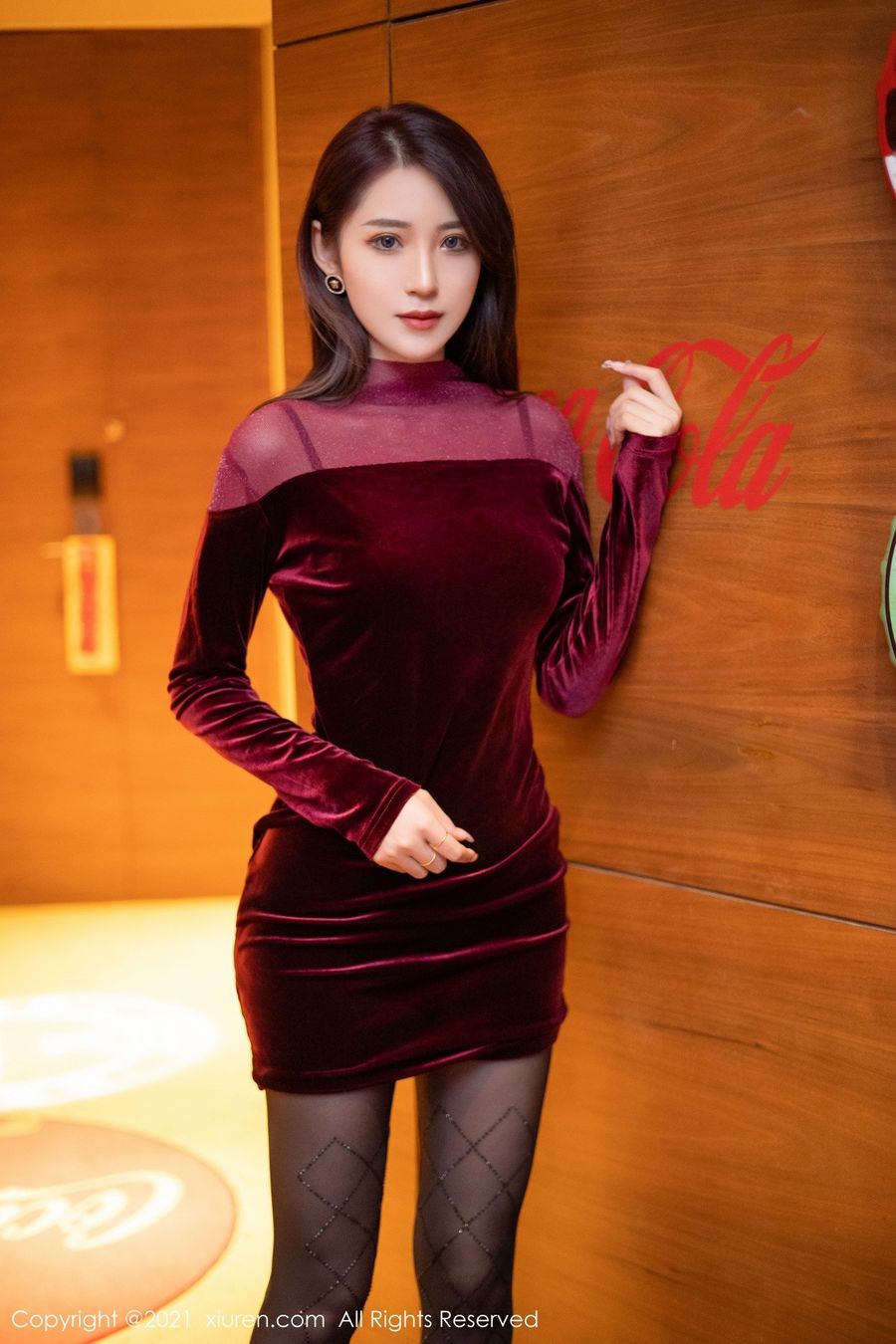 秀人网丽质模特周慕汐fairy猩红礼裙与黑丝美腿系列性感写真