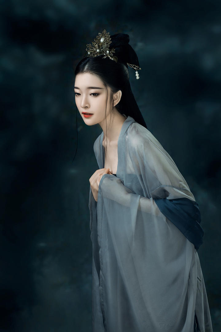 一身青色素衣的古装美女图片