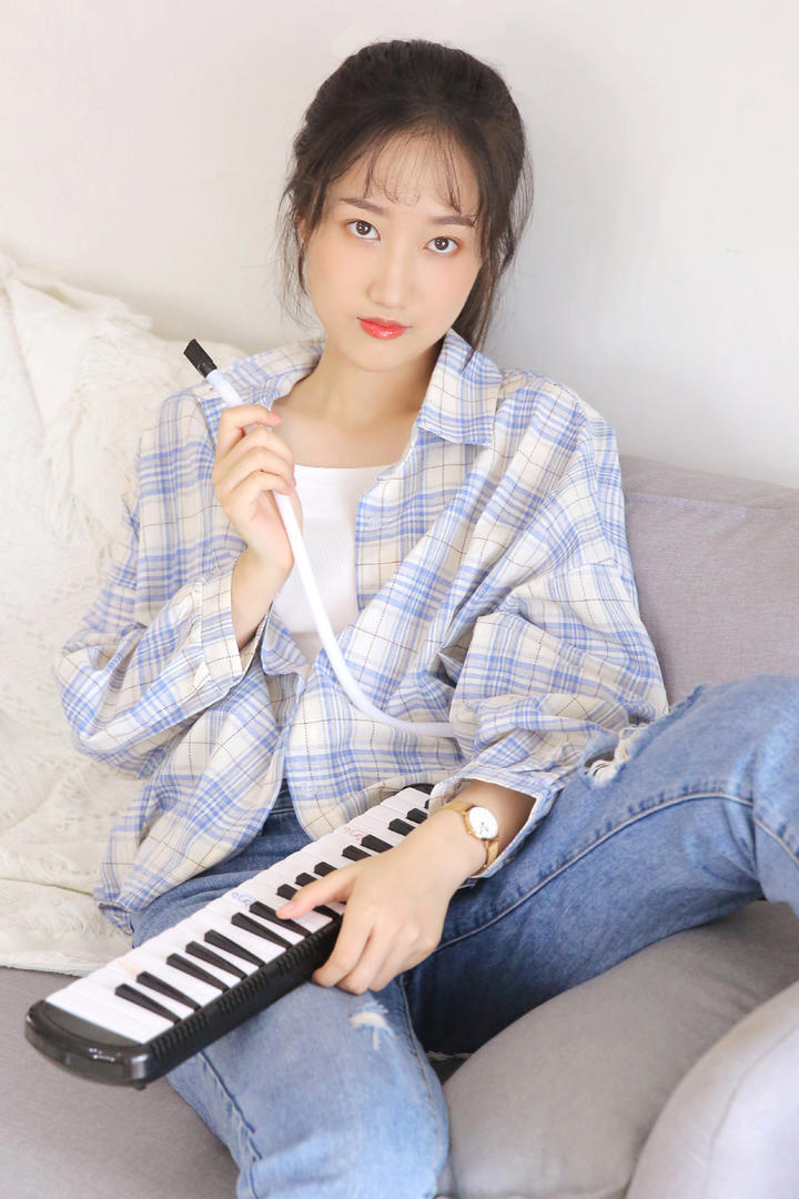 拿着电子琴的清纯美女