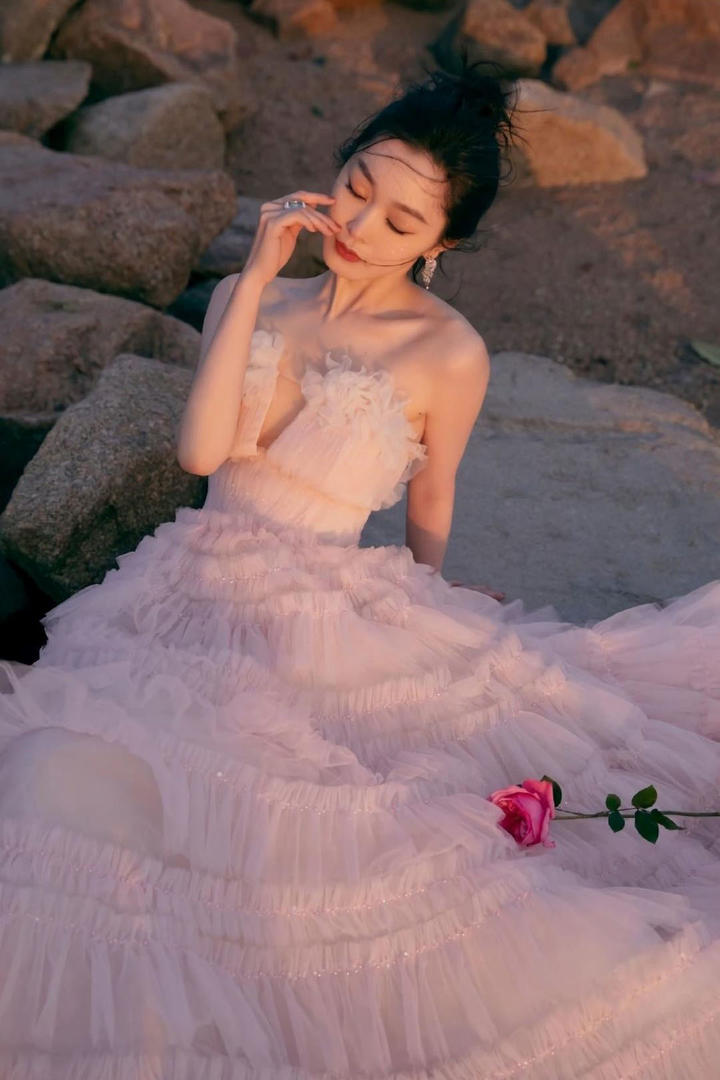 穿着婚纱的美女明星宋轶海边写真图片