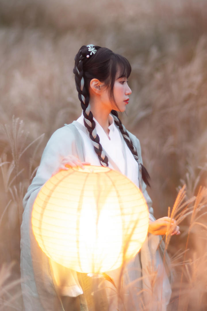 打着灯笼的高清古装汉服美女壁纸图片