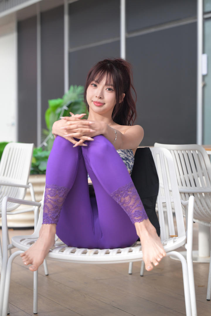 抱着双腿的性感美女模特瑜伽裤勒痕凹陷图片