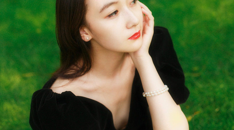 青草地上的黑色格蕾丝梦境