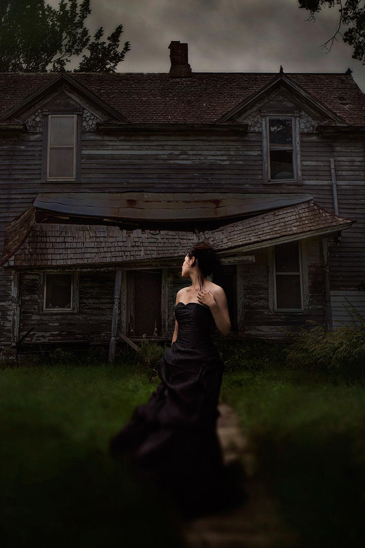 站在房子前的欧美美女写真