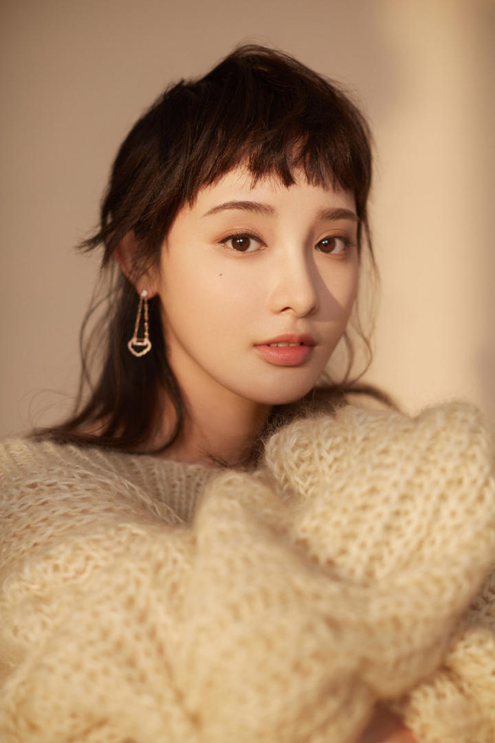高清美女明星彭小苒白色毛衣甜美女生写真图片