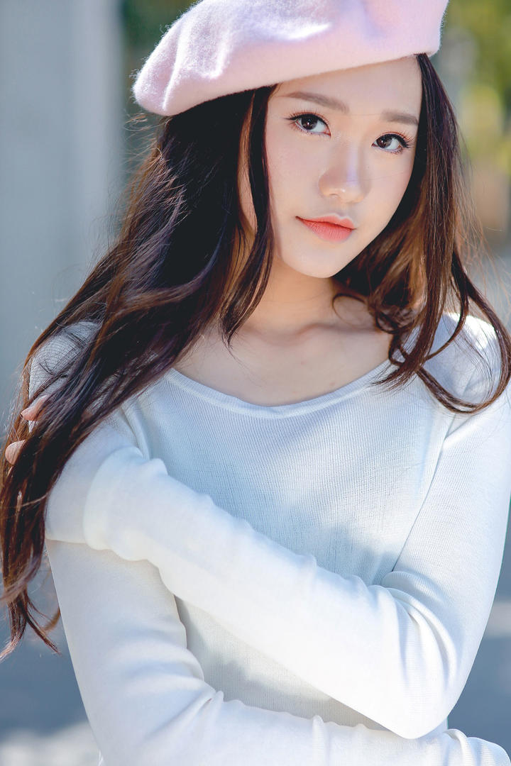 戴帽子的小美女