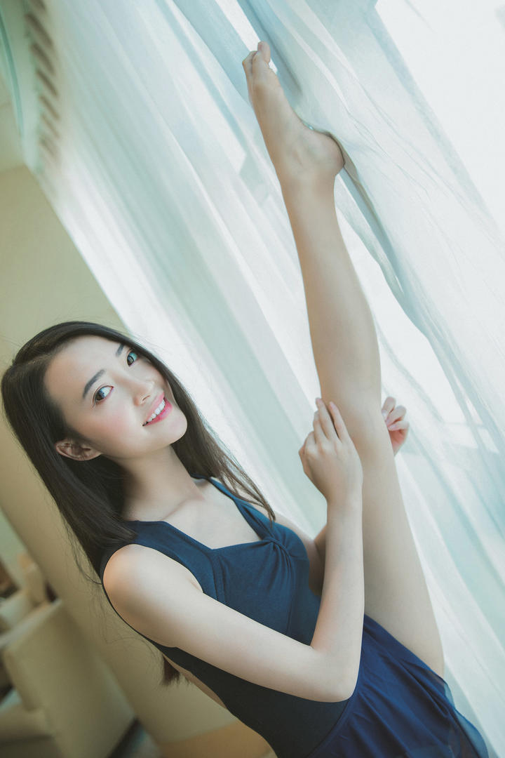 高清室内做瑜伽动作的美女迪迪写真图片