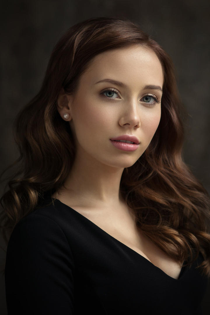 五官精致的欧美极品女神摄影图片