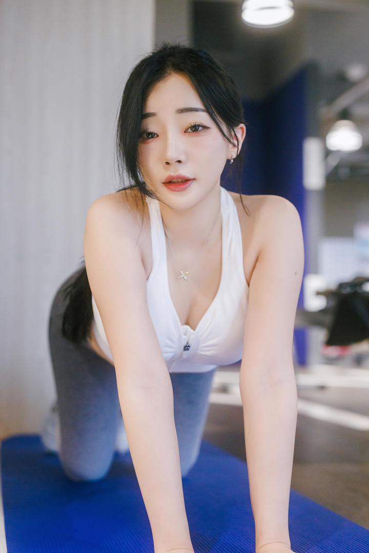 穿紧身裤的性感美女瑜伽老师私拍写真图片