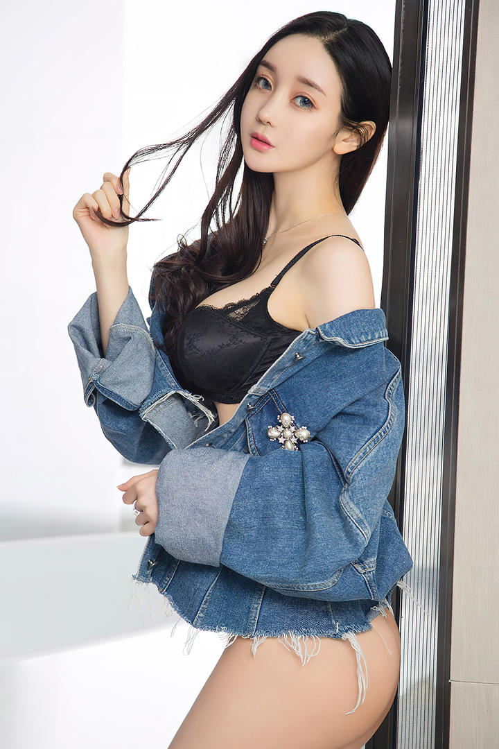 穿牛仔衣的大眼睛美女半裸写真图片