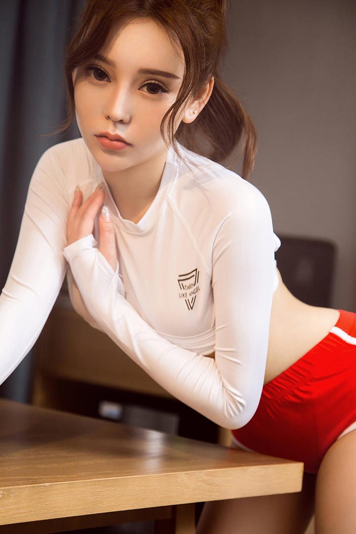 趴在桌子上的极品漂亮美女写真图片