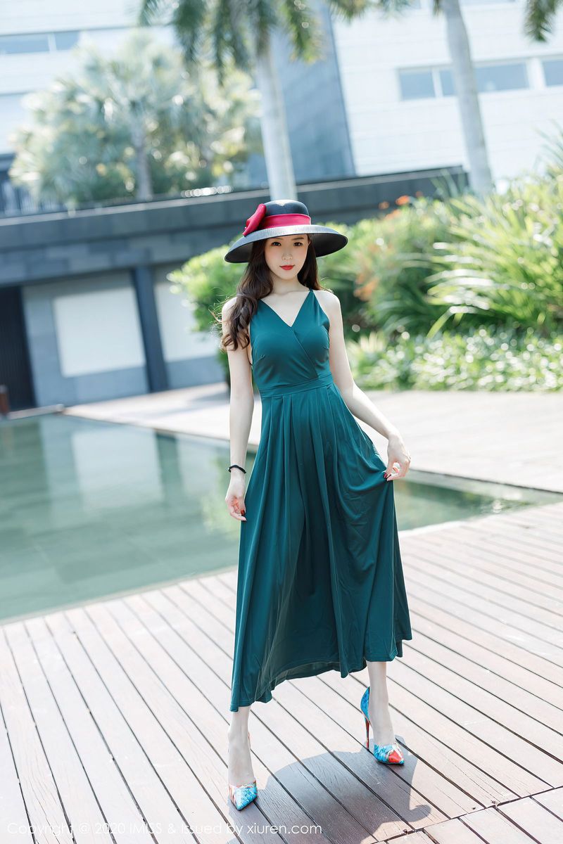 爱蜜社美女模特杨紫嫣Cynthia深绿色吊裙丝袜美腿性感写真