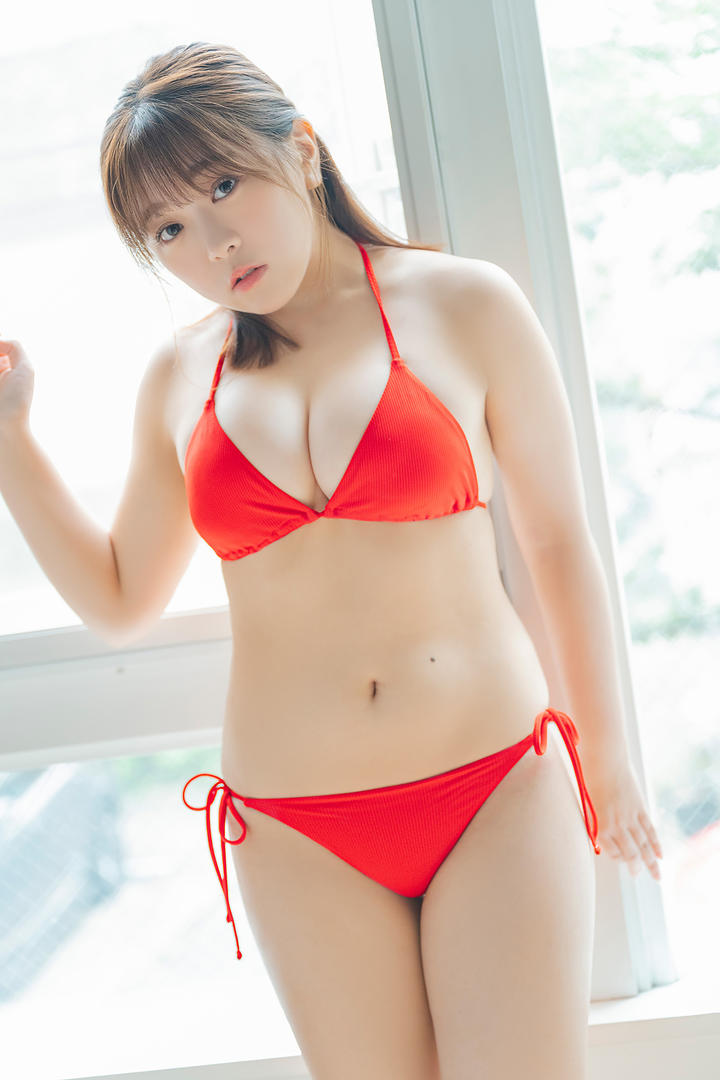 日本梨形身材内衣模特卧室大胆自拍图片