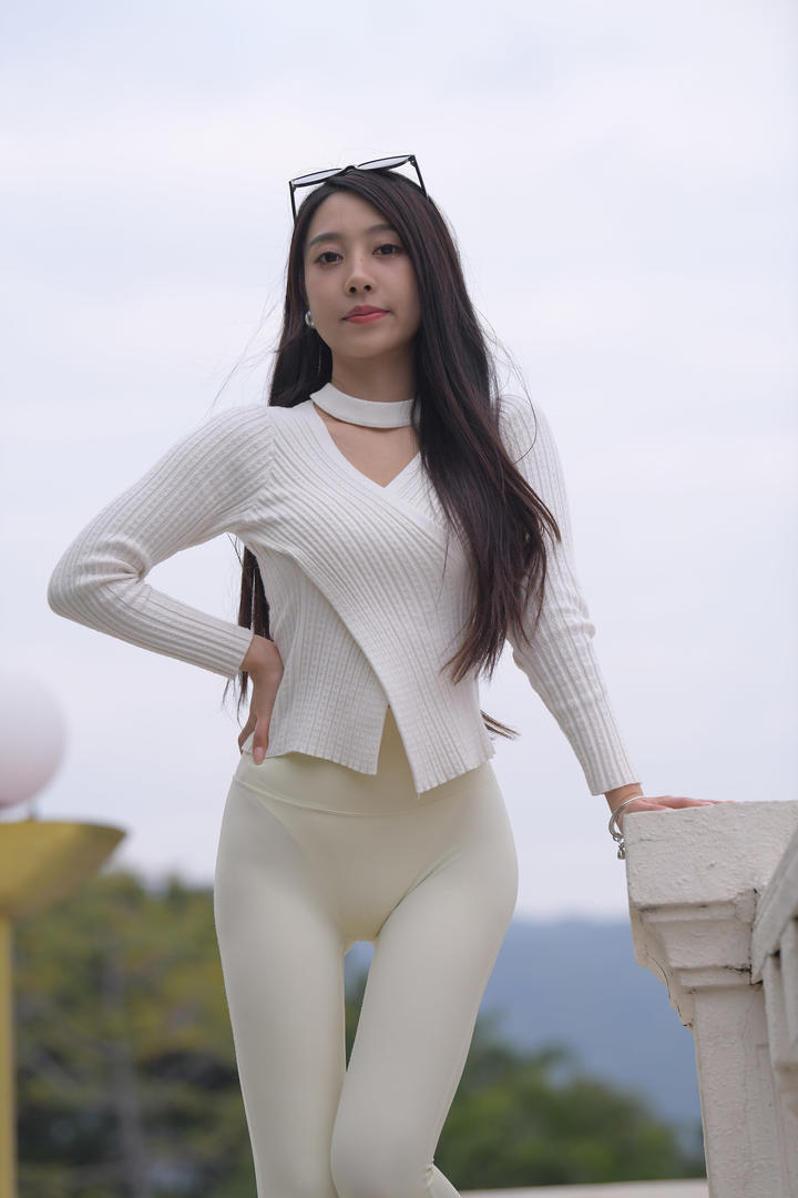 瑜伽裤美女爬山图片