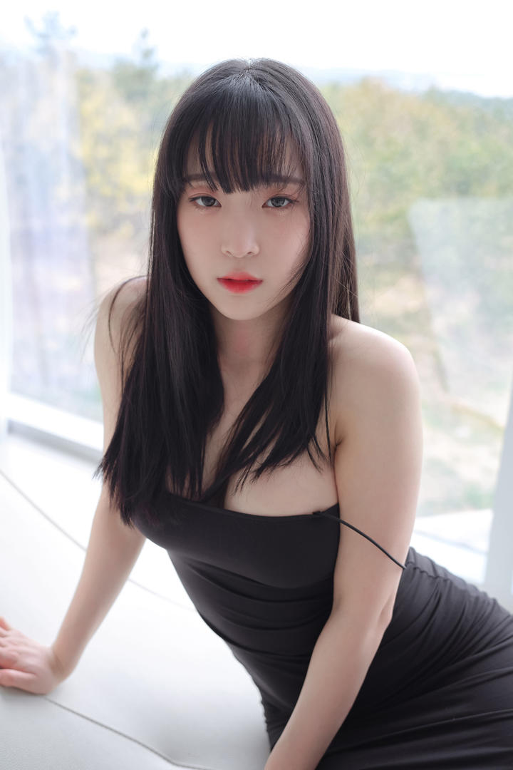 韩国性感野模低胸吊带连衣裙穿搭高清写真图片