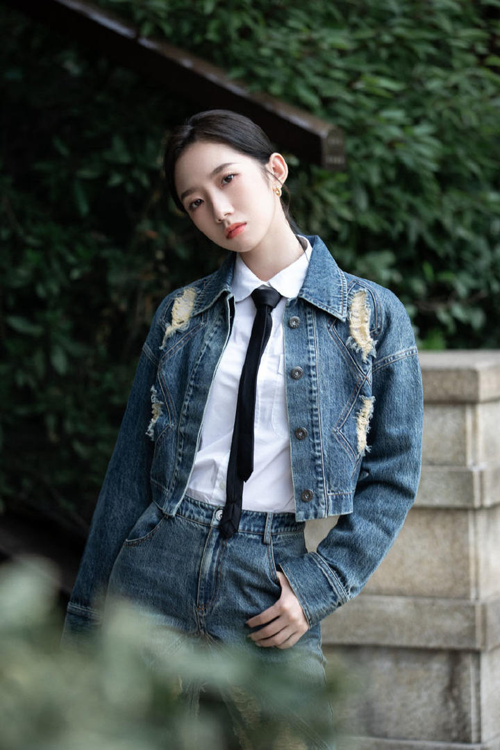 穿着牛仔衣的内地女演员孟美岐图片