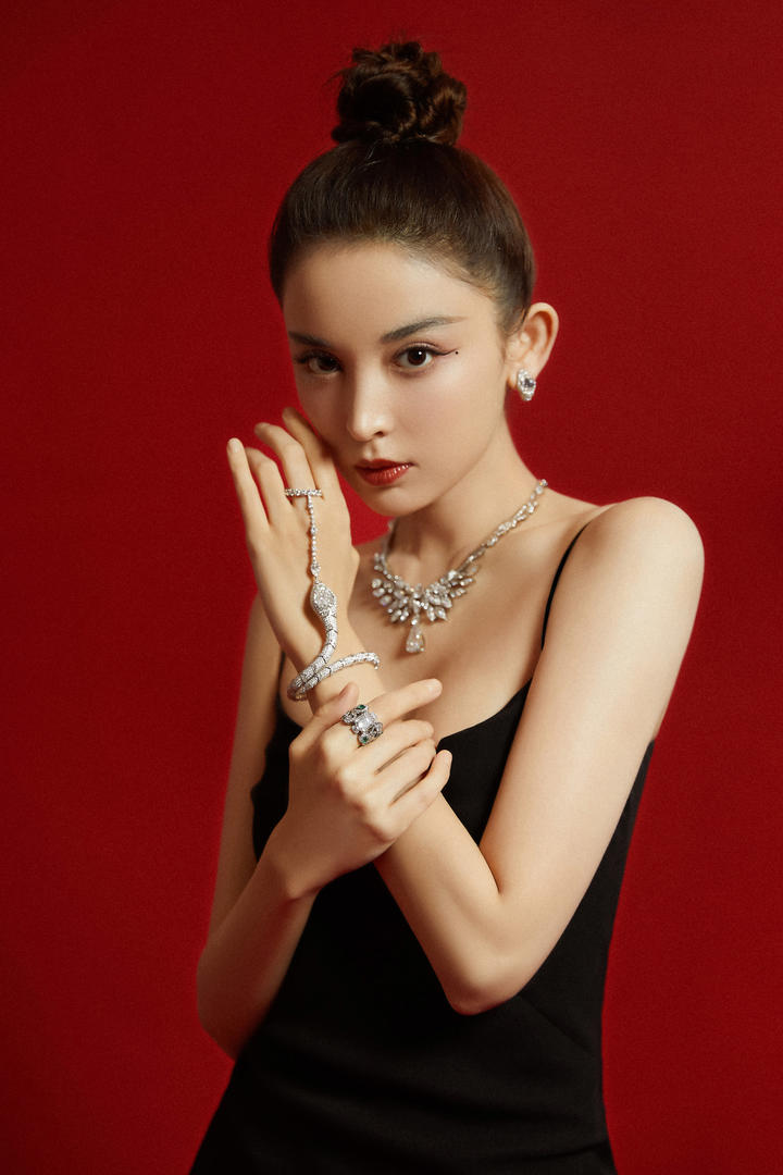 古力娜扎性感迷人香肩高清女明星壁纸图片大全