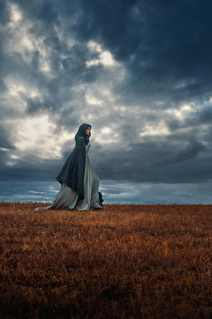 欧美草原上古典女生艺术摄影图片