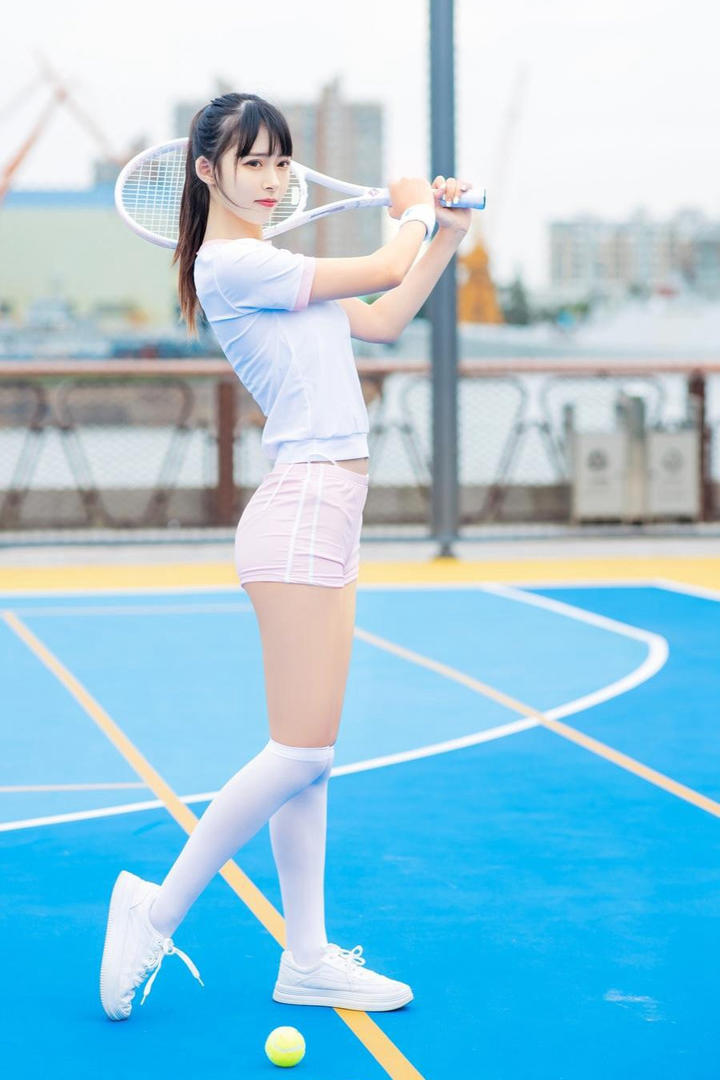 身材高挑的甜美元气少女打网球高清壁纸图片