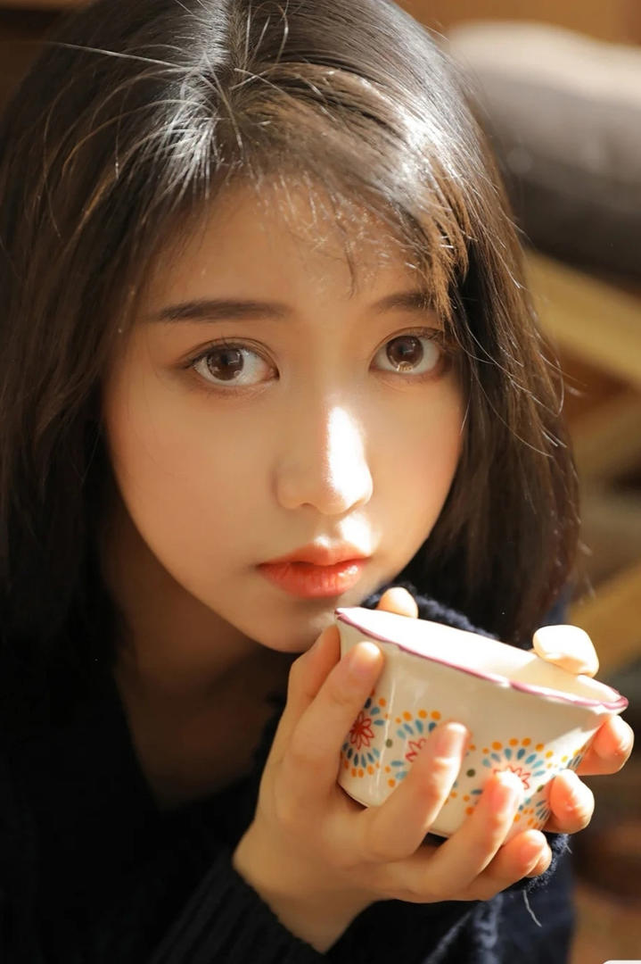 捧着杯子的清纯漂亮美女写真图片