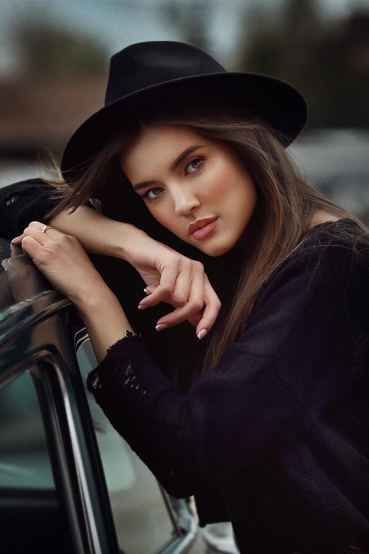 靠在车上的欧美美女艺术写真