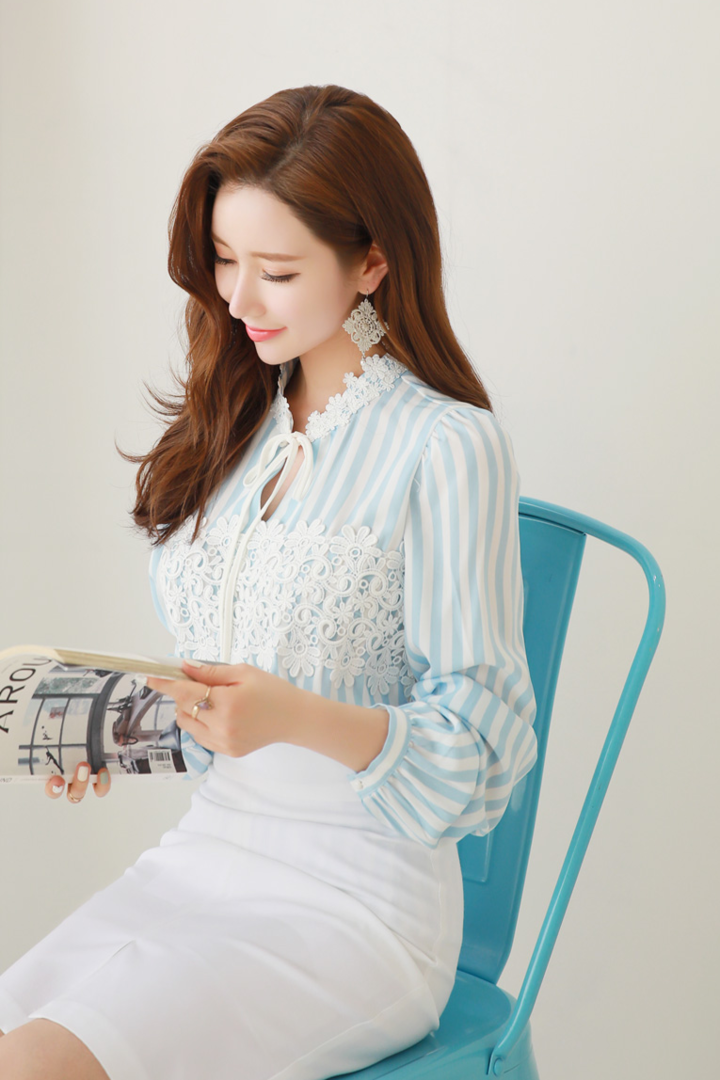 坐在椅子上看书的韩国美女李妍静图片