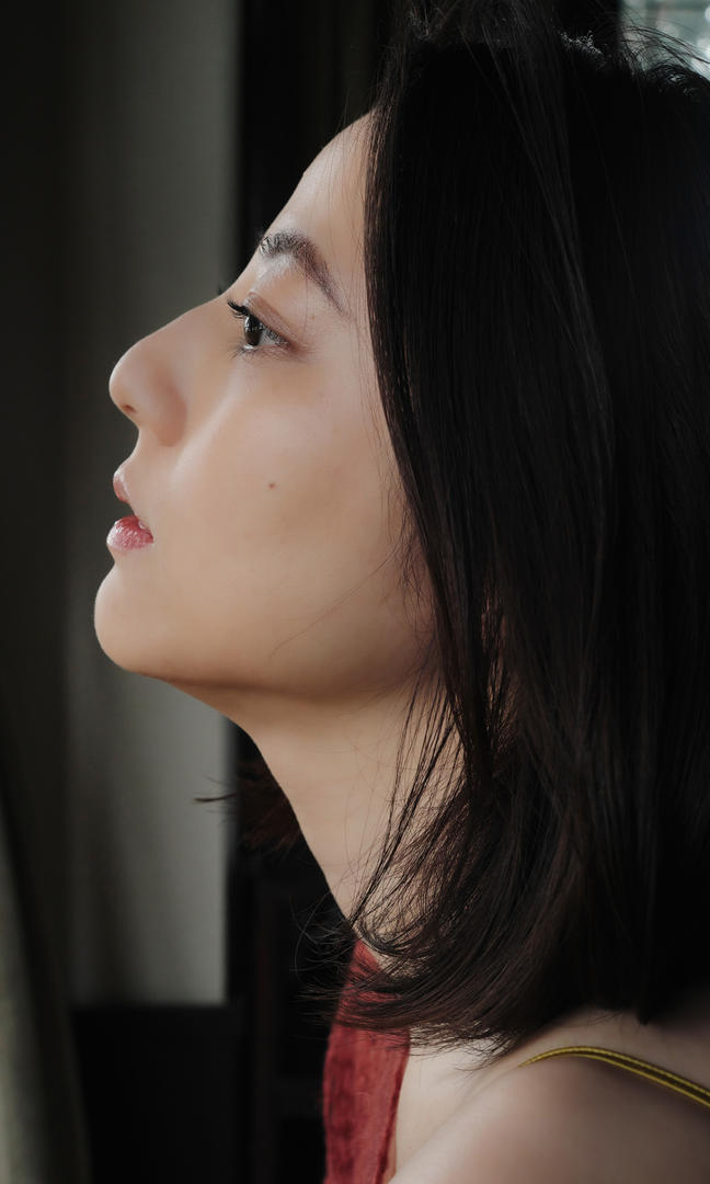 伊人春色美女侧脸图片