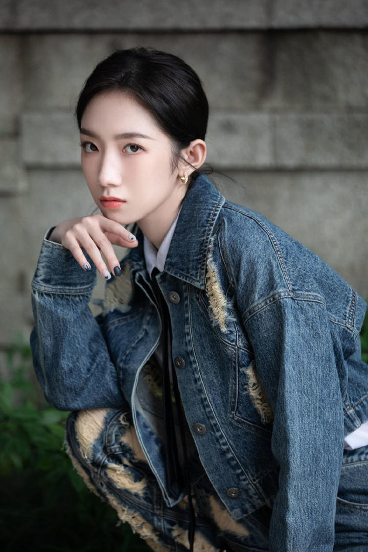 穿着牛仔衣的美女明星孟美岐图片