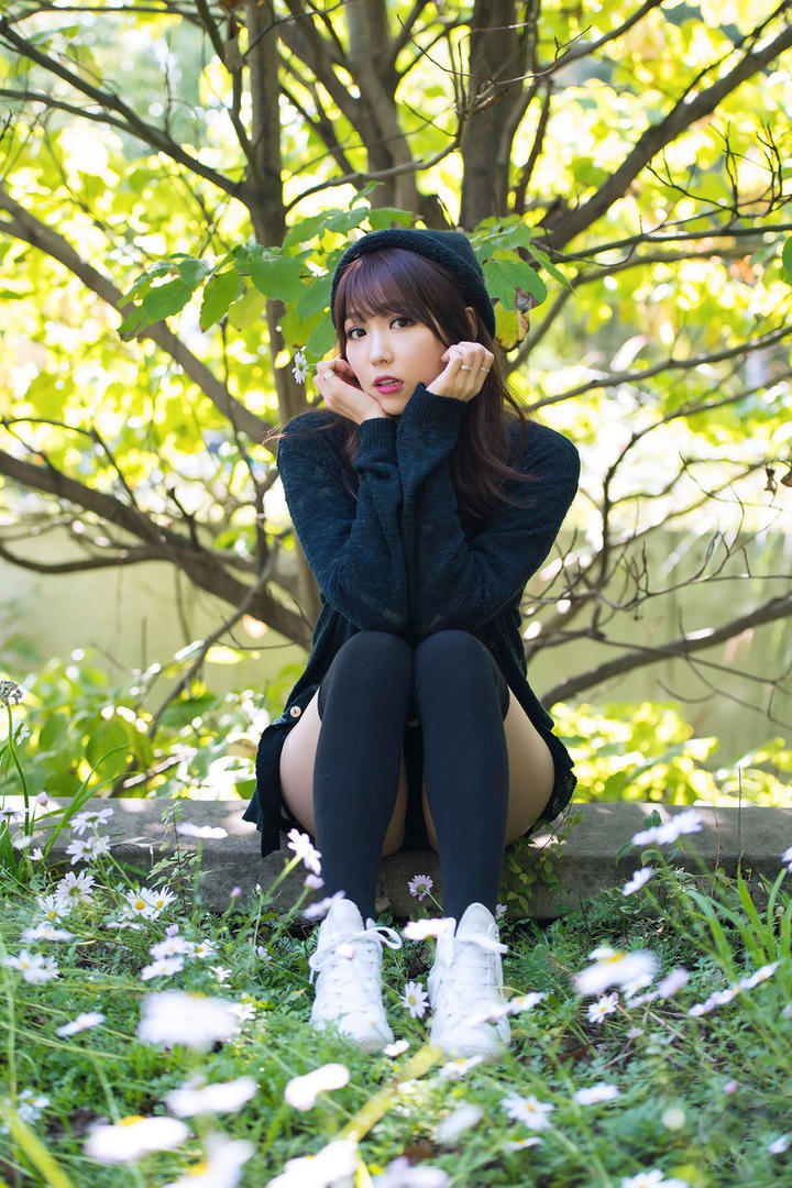 坐在花丛中的韩国美女户外高清写真