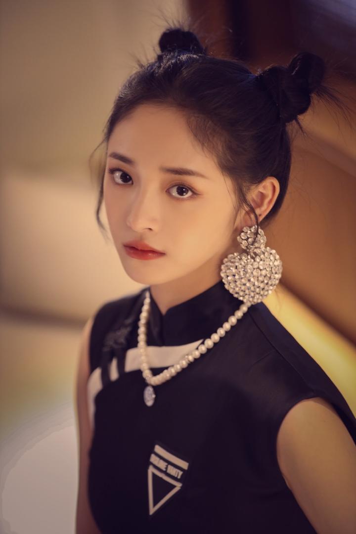 性感美女明星周洁琼双丸子头发型美女写真图片