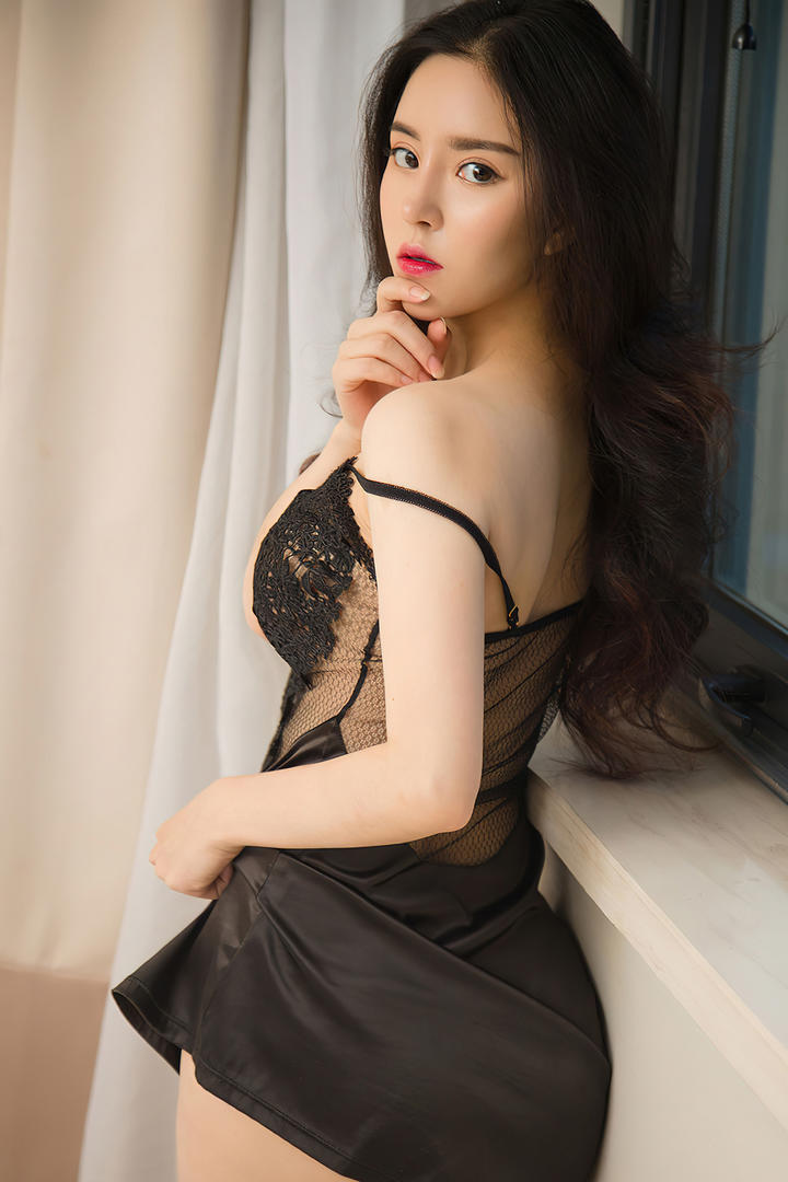 身材丰腴的黑色吊带睡衣美女性感诱惑写真图片