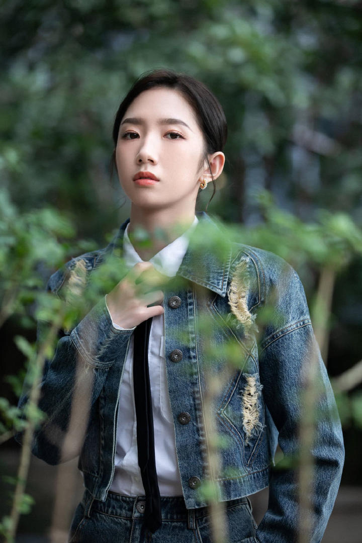 中国美女明星孟美岐身穿牛仔衣写真图片