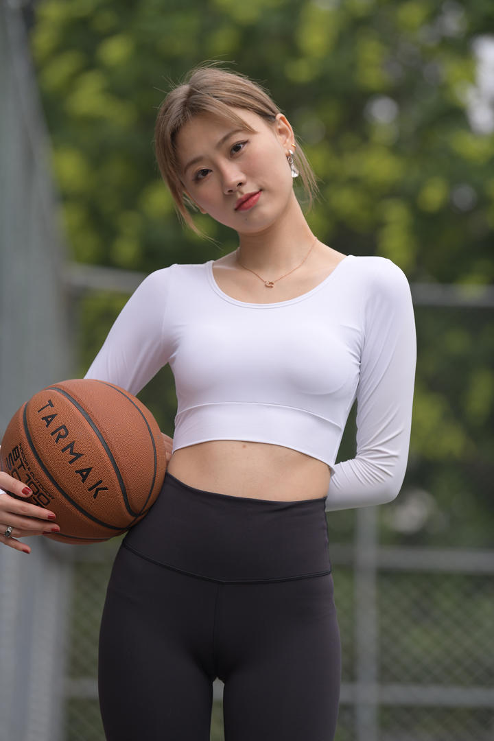 玩篮球的美女穿紧身裤国产精品街拍美女图片