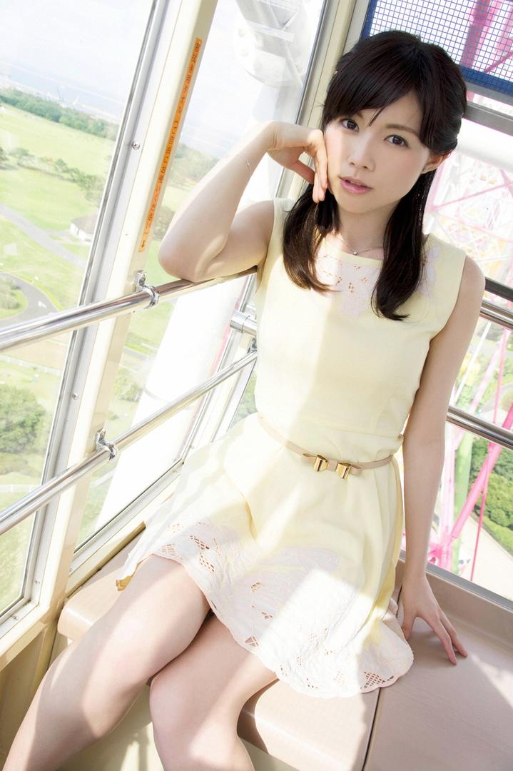 穿白色连衣裙的清纯日本美女图片