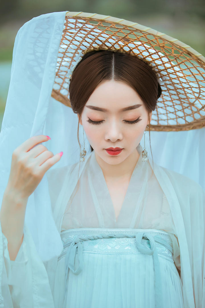 穿着青色古装的汉服美女艺术摄影写真图片