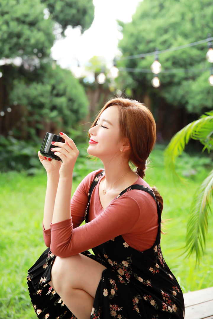 蹲在地上喝茶的高清韩国美女李妍静摄影图片