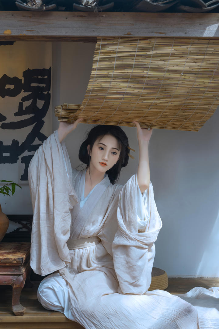 卷起门帘的古装汉服美女个人唯美艺术照片